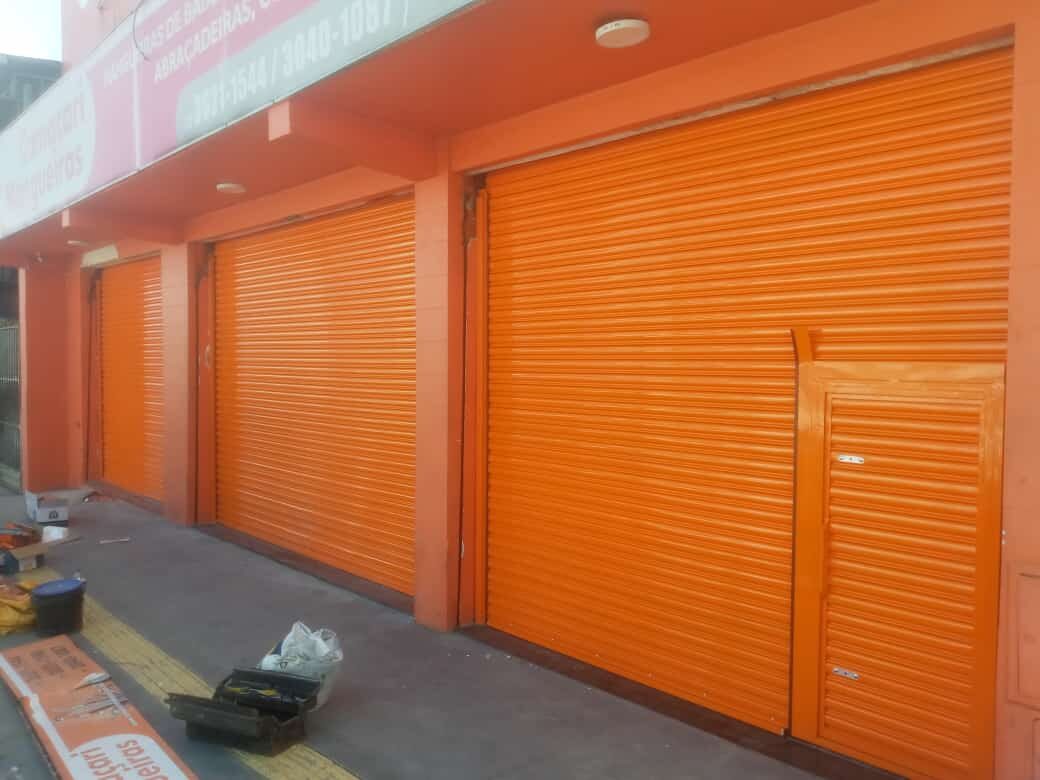 Comércio com porta laranja em Salvador