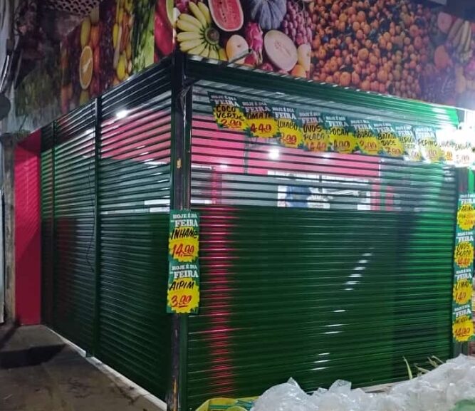 Comércio com porta verde em Salvador